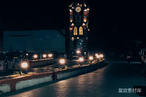 夜晚里一座大型钟楼灯火辉煌