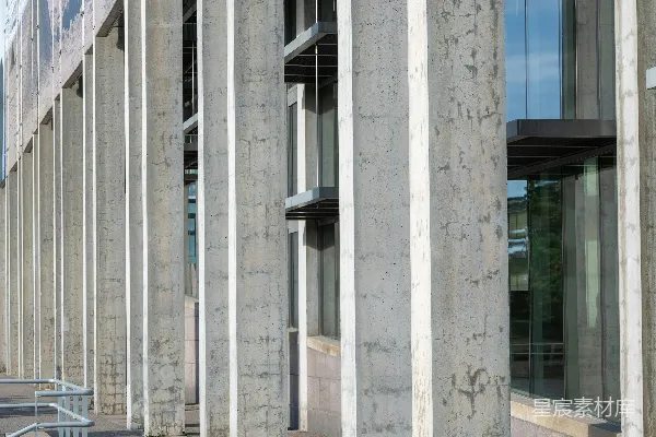 高清摄影 现代建筑外部排列着混凝土柱子。