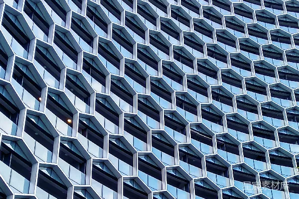 高清摄影 一座高大且有许多窗户的建筑。