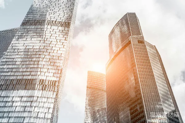 云层下的建筑物在白天的朦胧照片视图