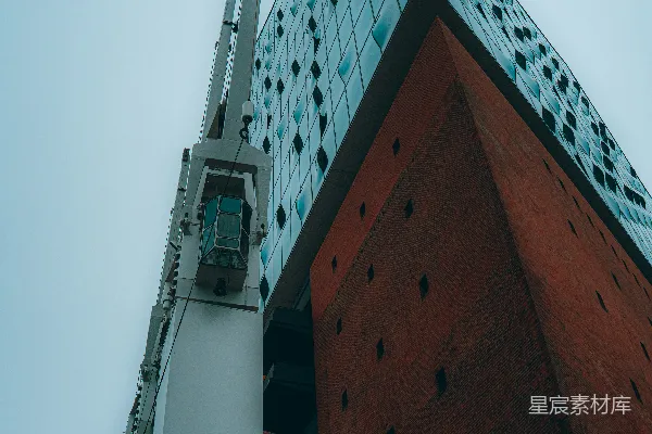 高清摄影 一座非常高的建筑物，上面有一个很高的塔楼。