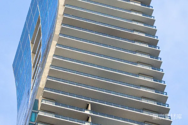 高清摄影 一座现代化的高层建筑在蓝天背景下。