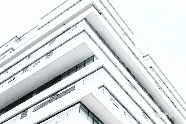 高清摄影 一座高大的白色建筑紧挨着一个交通灯。