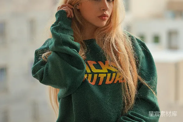 绿色和黄色的女帽衫者