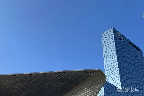 高清摄影 一座高楼紧邻另一座非常高的建筑。