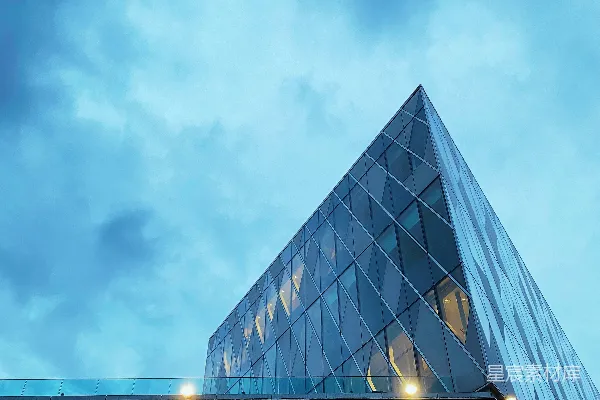 高清摄影 一座非常高的建筑物，背景是蓝天。