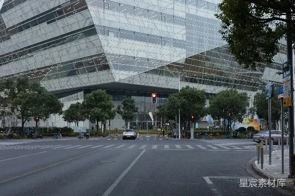 高清摄影 现代玻璃建筑，树木和街道
