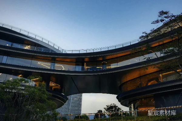 高清摄影 现代弧形建筑在蓝天背景下，拥有绿色的平台。