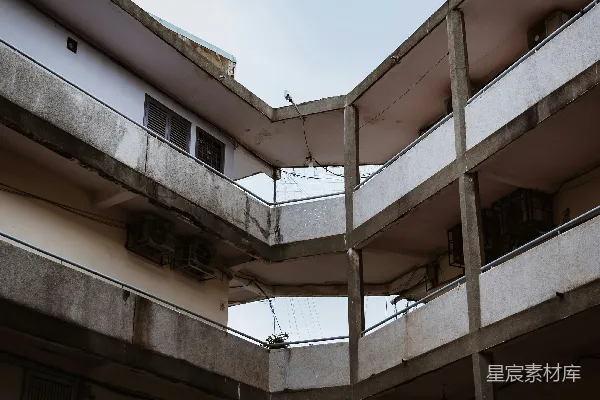 高清摄影 旧建筑的角状阳台和天空下的中央开放庭院。