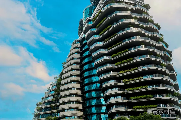 高清摄影 现代多层建筑，带有阳台和绿植，在蓝天之下