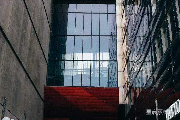 高清摄影 现代建筑，以玻璃和混凝土结构为主。