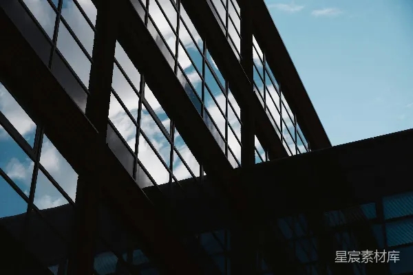 高清摄影 现代建筑外墙反射天空和云朵