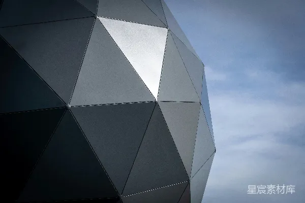 高清摄影 几何形穹顶结构在多云的天空下。