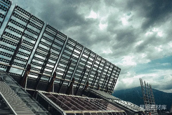 高清摄影 现代化建筑在阴云密布的天空下装有大片太阳能板