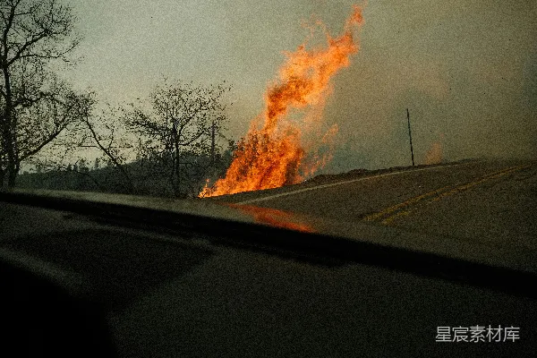 路边着火了