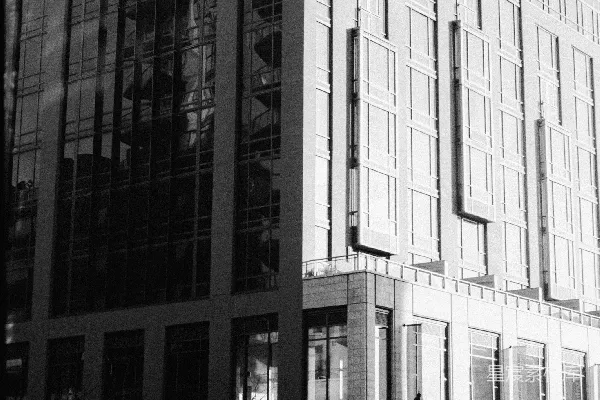高清摄影 现代化的玻璃建筑位于城市街角。