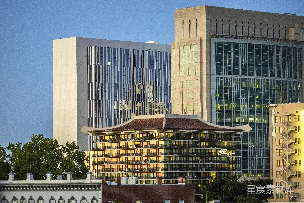 高清摄影 一座传统风格的亚洲建筑矗立在现代化城市的摩天大楼前。