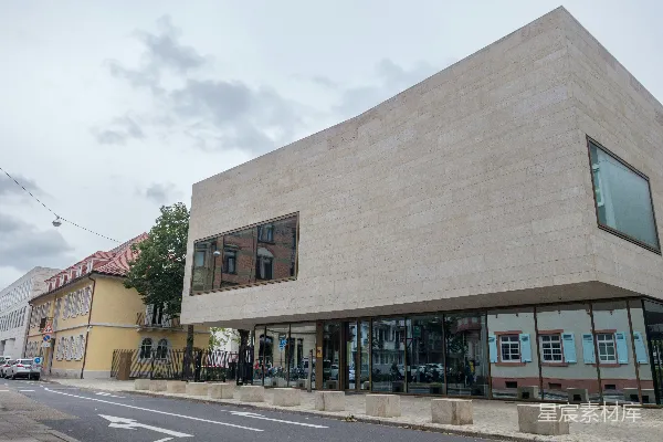 高清摄影 现代化的混凝土建筑，旁边有一座老建筑，窗户很大。
