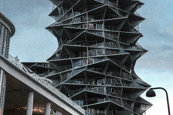 高清摄影 现代化建筑，拥有独特的几何立面设计