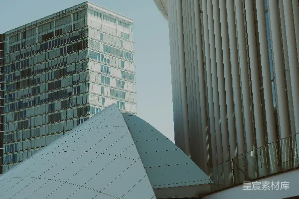 高清摄影 现代建筑，有一座高大的建筑和一个三角形结构。