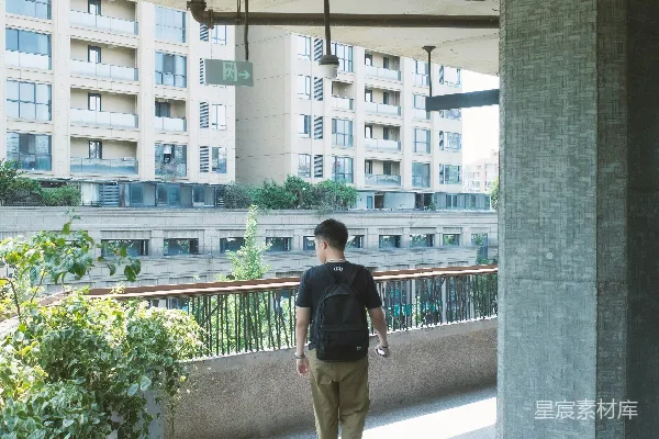 高清摄影 背着背包的男人在高架人行道上行走