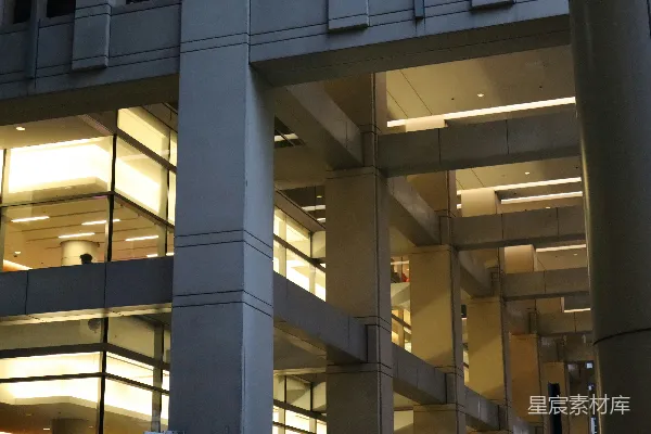 高清摄影 现代建筑，带有几何形状混凝土柱子和窗户。