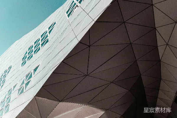 高清摄影 一座高耸的建筑物，背景是蓝天。