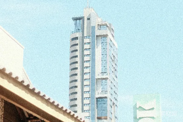 两栋高耸的建筑紧挨着。