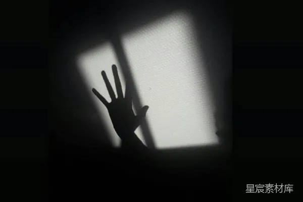 一个人举起手的手影轮廓