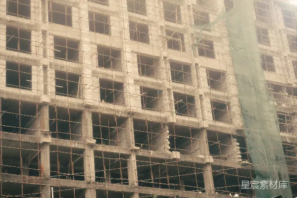 高清摄影 正在施工的未完工建筑，带有脚手架。