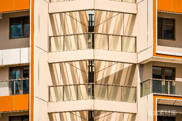 高清摄影 现代建筑外墙，带有几何图案和阳台。