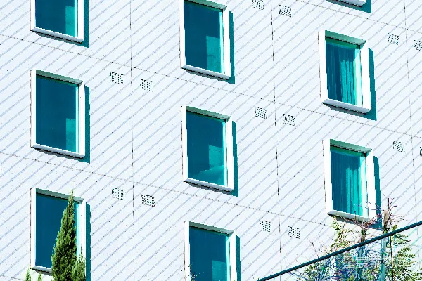 高清摄影 白色混凝土建筑，带有蓝色窗户。