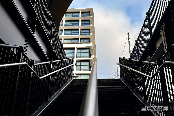 高清摄影 现代楼梯通往一座建筑