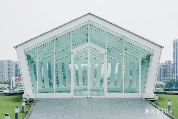 高清摄影 一座现代建筑，墙壁由玻璃制成。