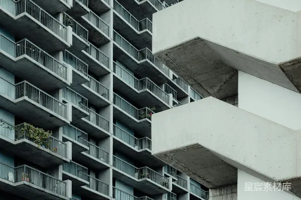 高清摄影 现代混凝土建筑，带有阳台和楼梯。
