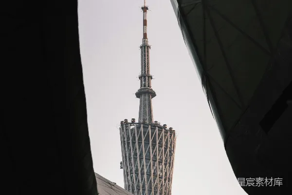 高清摄影 现代建筑框住了远处的观察塔。