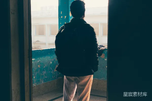 男人站在门口向外看