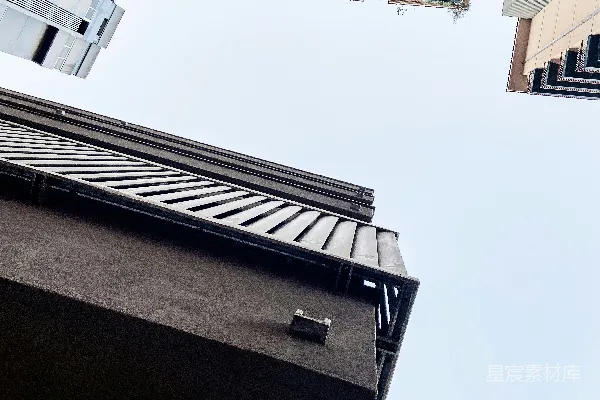高清摄影 抬头看着公寓楼，天空阴云密布。