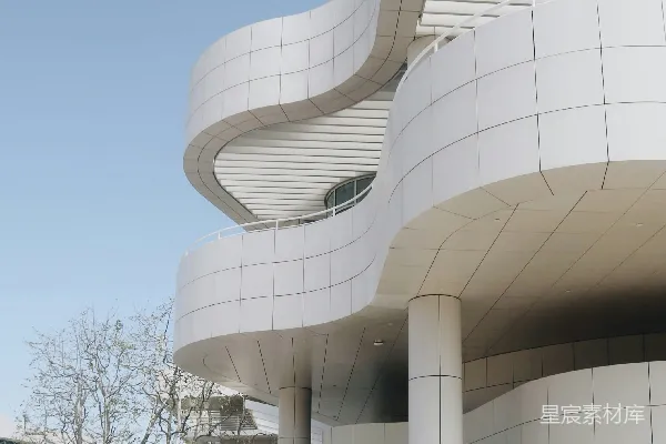 高清摄影 一群人走在一栋建筑前。