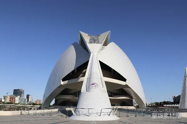 高清摄影 现代风格的白色建筑，搭配未来感十足的建筑风格，背景是蓝天。