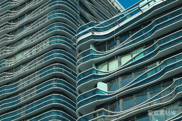 高清摄影 一座高大的建筑，有很多窗户。