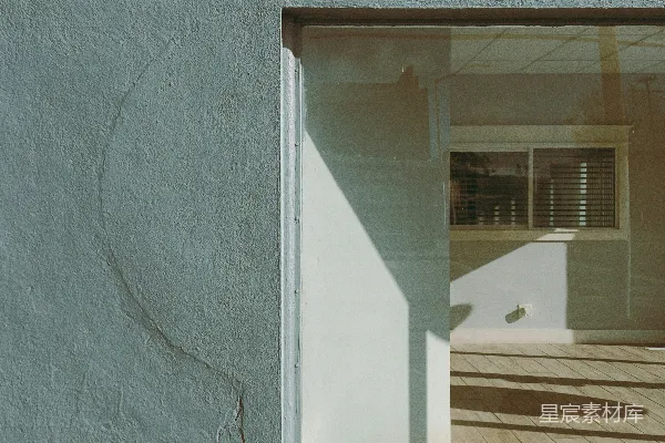 高清摄影 淡蓝色的墙上映照着光影。