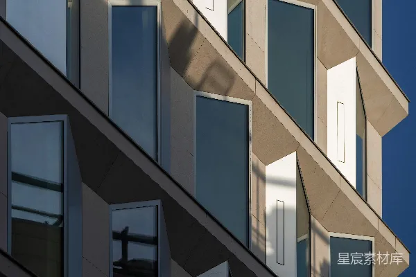 高清摄影 现代建筑的立面，带有几何形状的窗户和阴影。