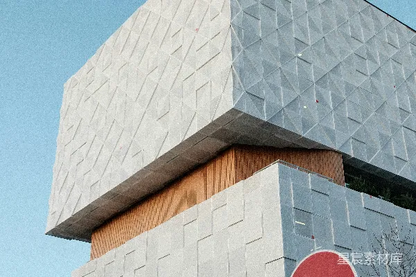 高清摄影 现代建筑，几何立面，带有交通灯。
