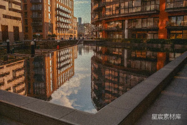 高清摄影 现代建筑倒映在平静的水景中。