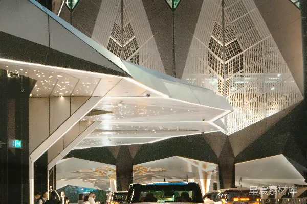 高清摄影 现代化建筑入口处，车辆正在等待。
