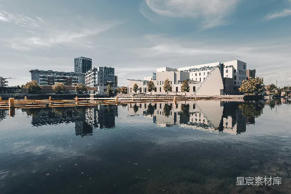 高清摄影 白天水边的白色和棕色混凝土建筑
