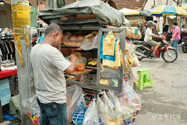 一个男人站在装满食物的购物车旁边