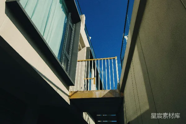 高清摄影 现代建筑的外观，头顶是蓝天。