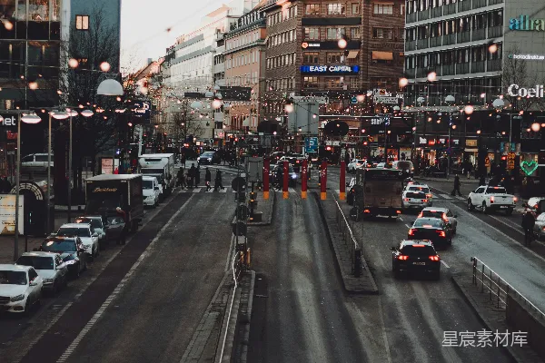 白天的道路